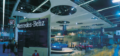 Stoffdecke mit kreisrunden Ausschnitten  Messestand Mercedes Benz  Messe Paris , Aufbauzeit 10 Stunden